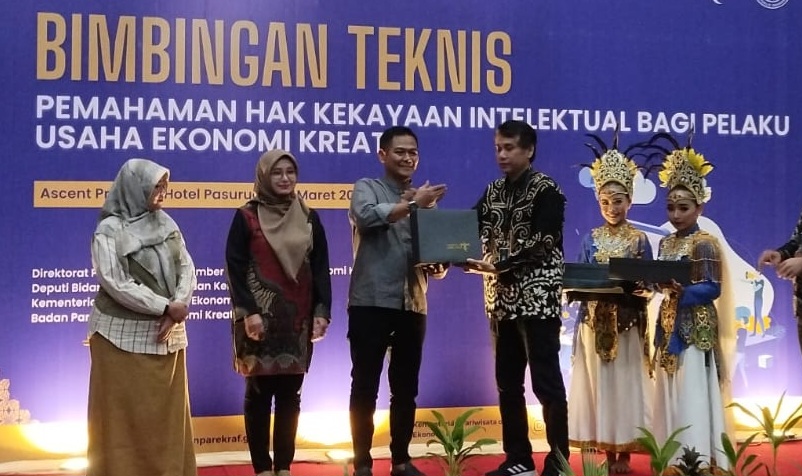 Gus Amri Salurkan Beasiswa PIP ke Anak Didik Sanggar Tari di Pasuruan