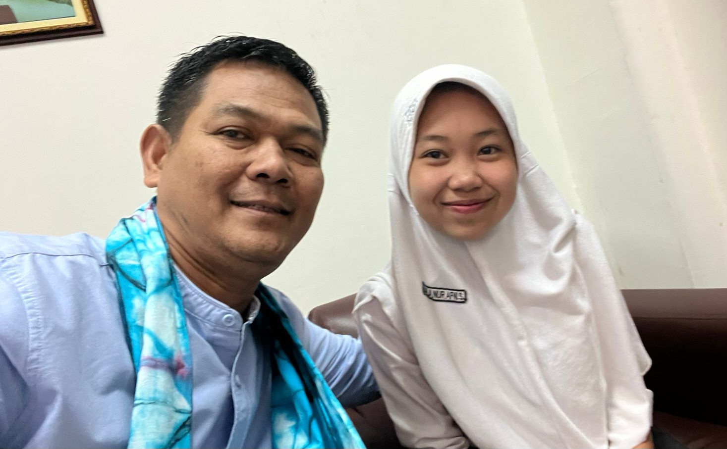 Gus Amri Beri Beasiswa kepada Siswi Magang Korban Perundungan