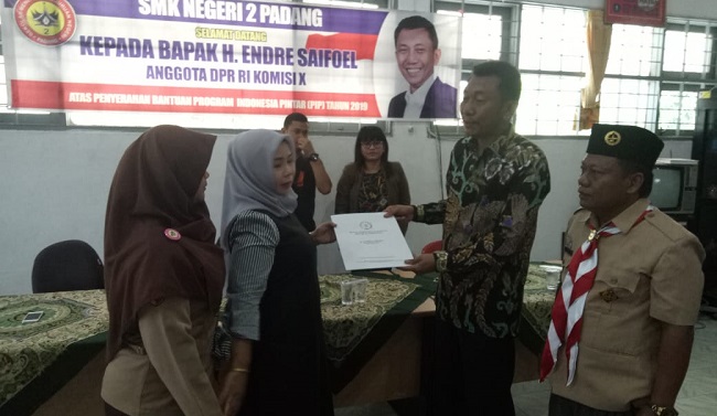 Pelajar SMKN 2 Padang Terima Dana Aspirasi Anggota DPR