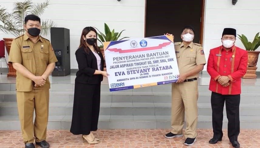 Eva Rataba Serahkan Bantuan PIP untuk 3.763 Pelajar Tana Toraja