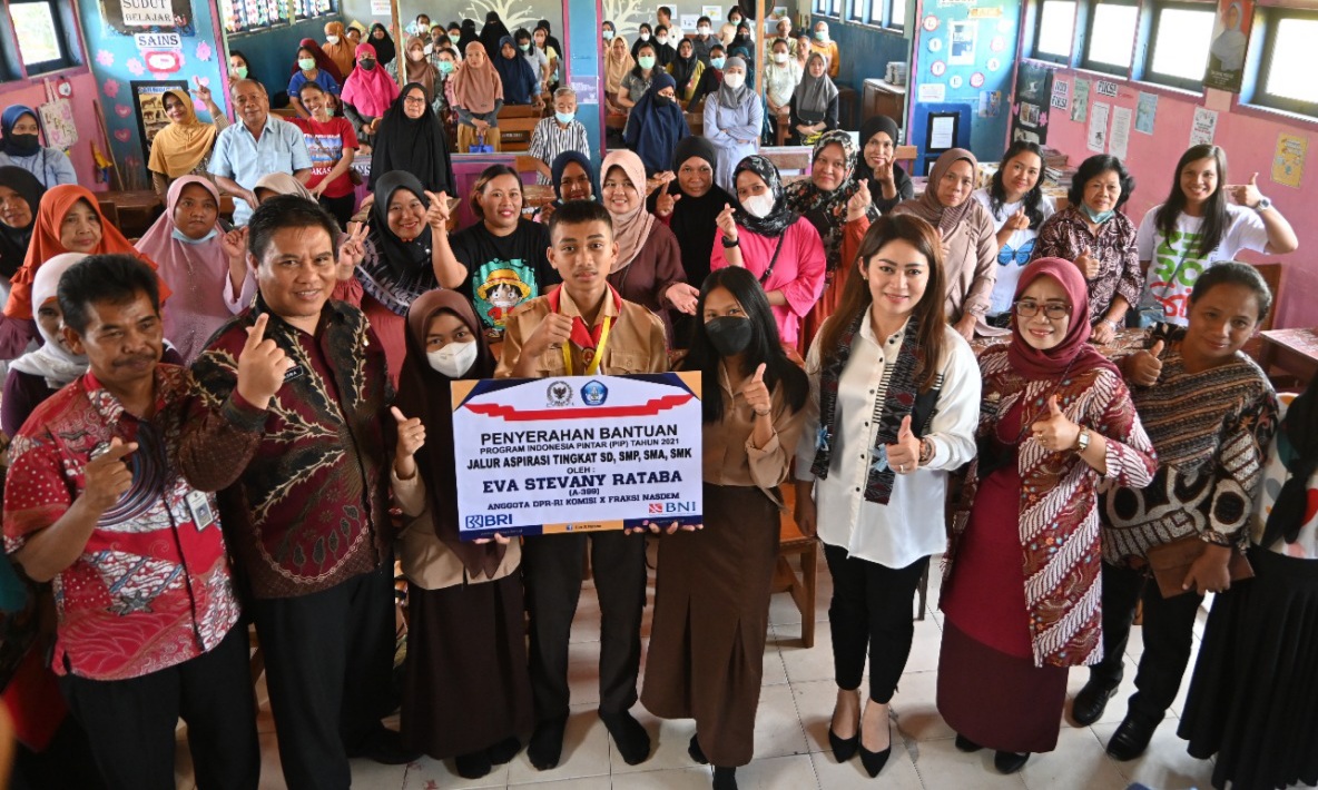 Eva Rataba Serahkan Beasiswa PIP kepada Siswa Luwu