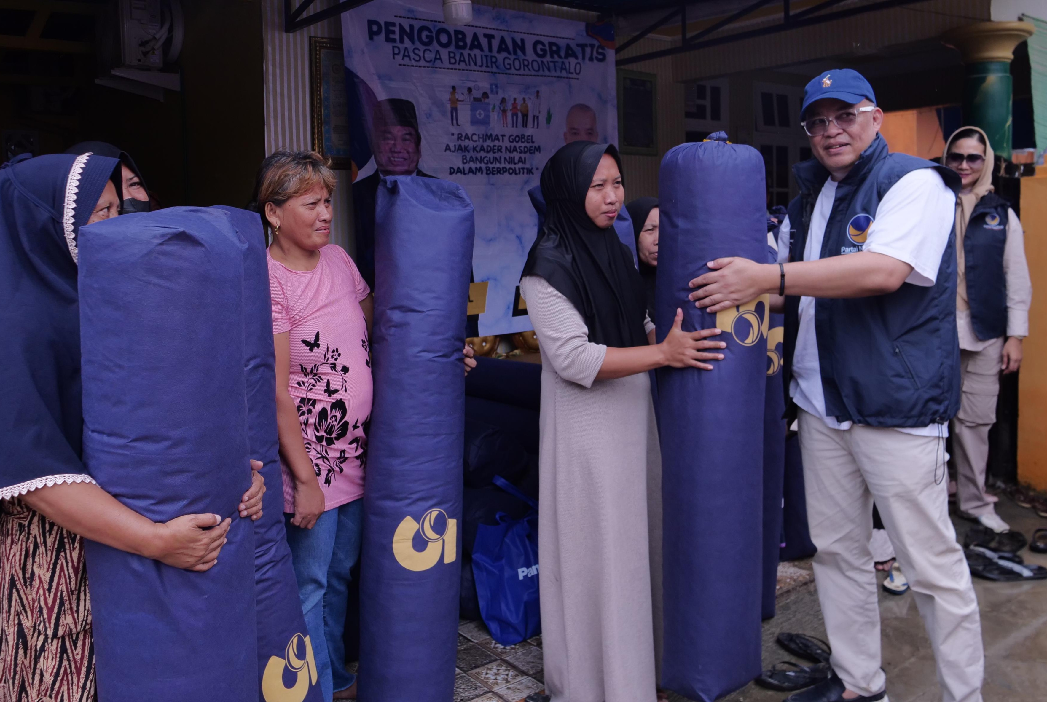 Gobel Salurkan Bantuan Korban Banjir Gorontalo