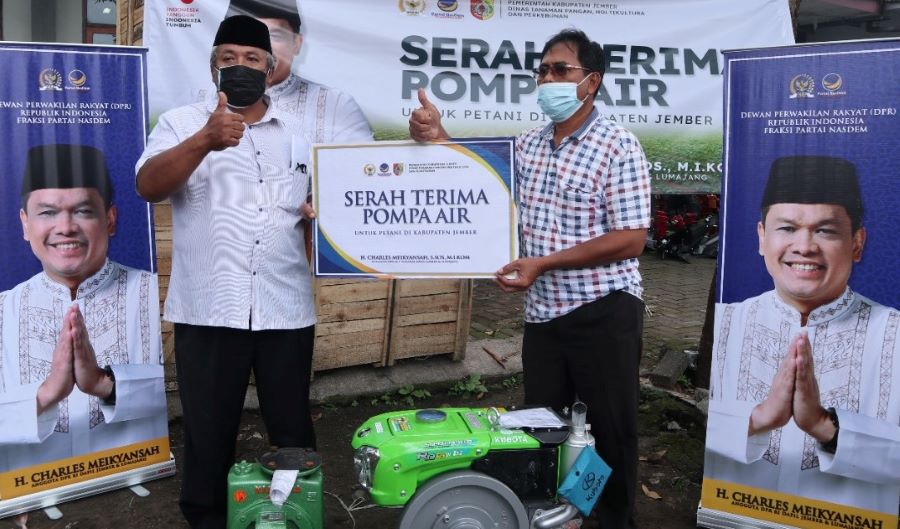 Charles Bagikan 50 Pompa Air Untuk Petani Jember