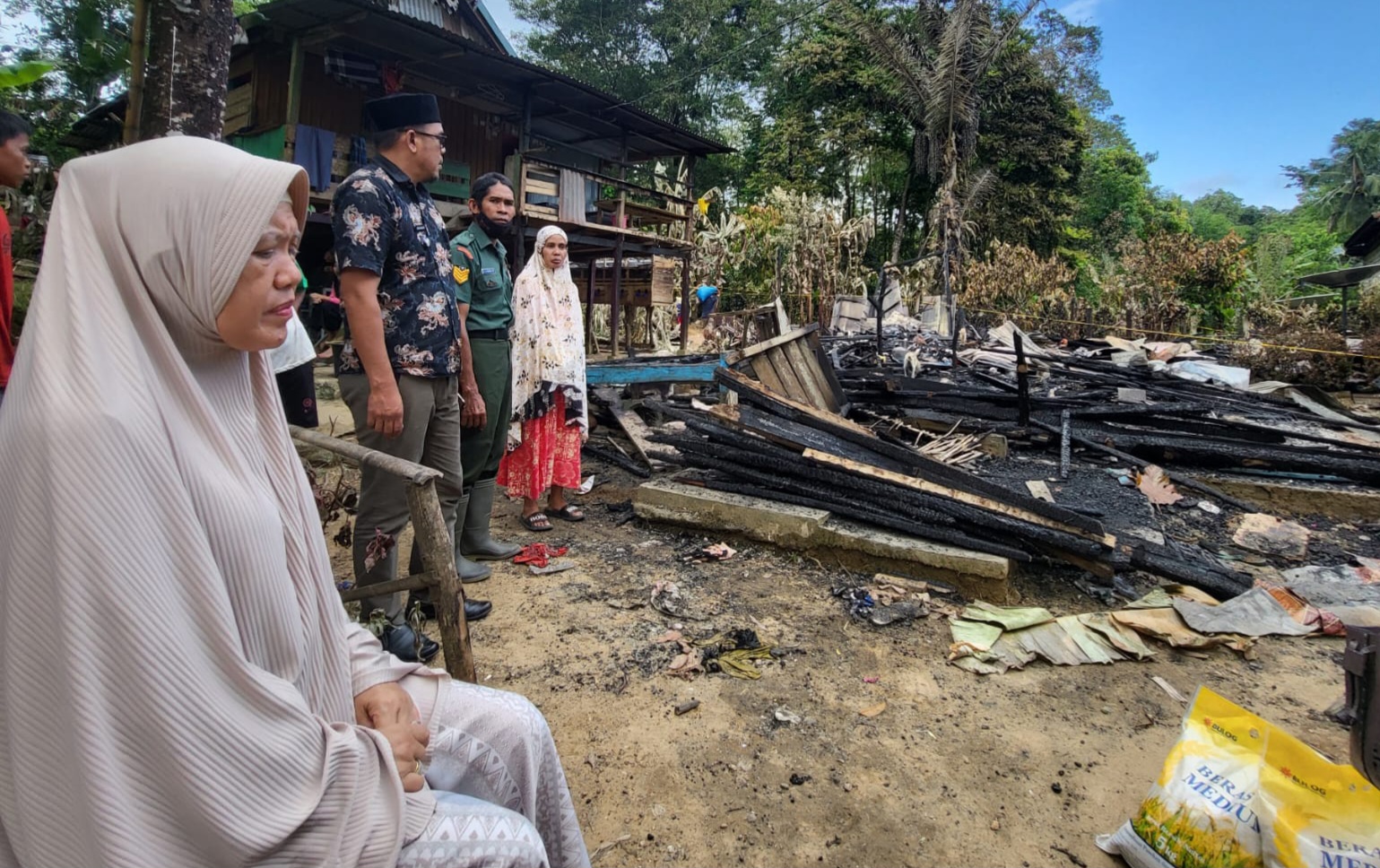 Hasnah Bantu Korban Kebakaran di Barru