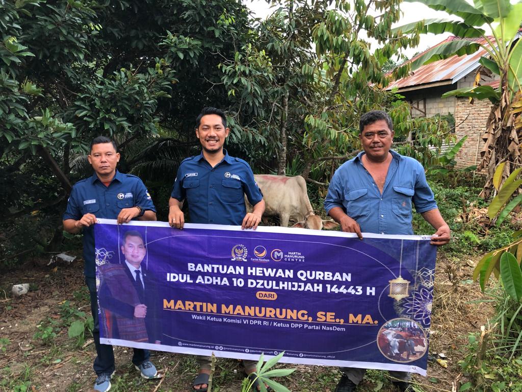 Martin Manurung Salurkan 15 Ekor Sapi Kurban di Dapilnya