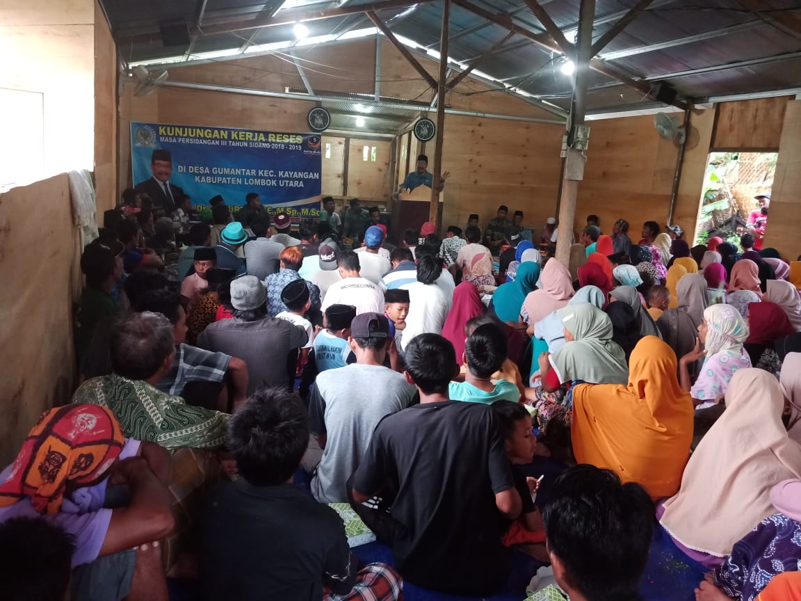 Serahkan Kacamata dan 75 Juta rupiah, Kurtubi Kunjungi Gumantar