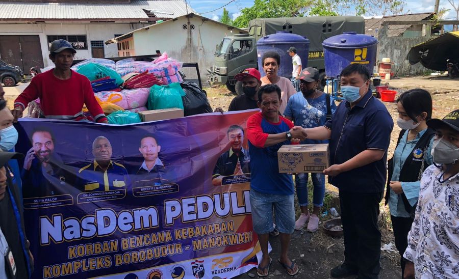 Rico Sia Bantu Korban Kebakaran di Manokwari