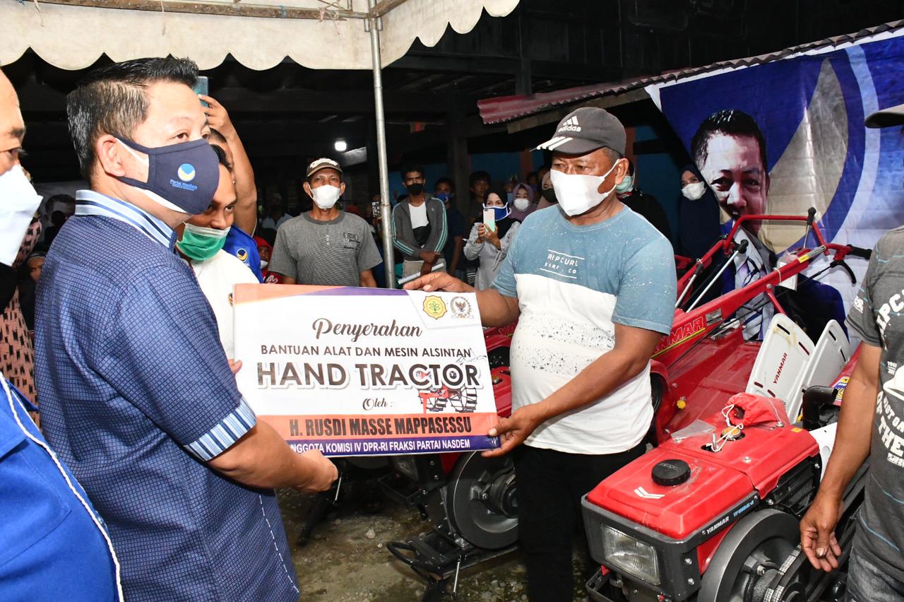 RMS Serahkan Bantuan Traktor Tangan untuk Petani Sidrap