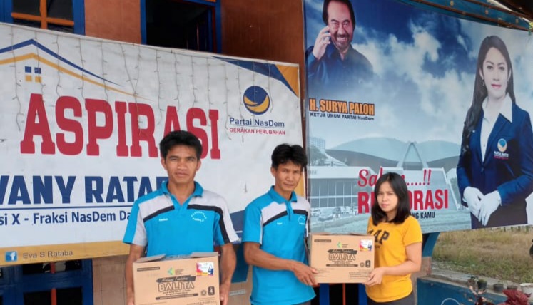 Eva Rataba Bagikan Makanan Tambahan Balita, Ibu Hamil di Toraja