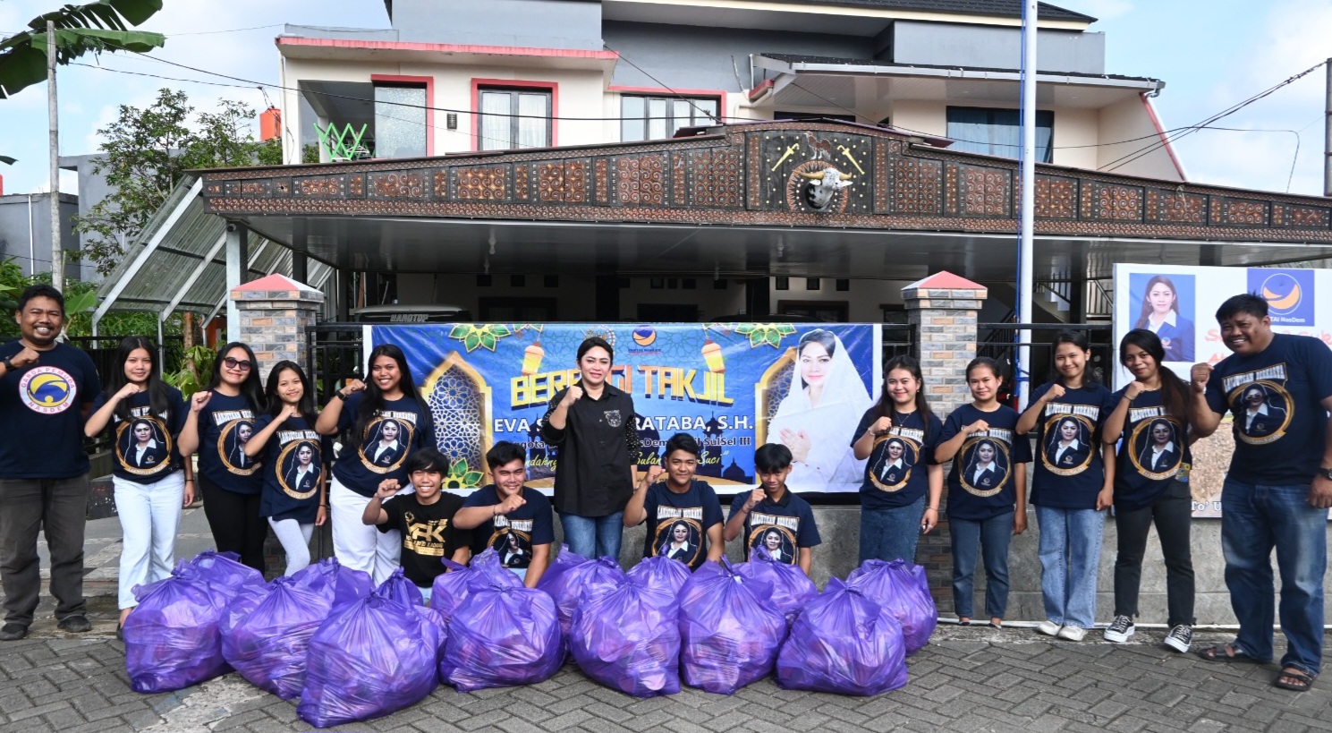 Eva Rataba Membagi Takjil di Hari Raya Paskah