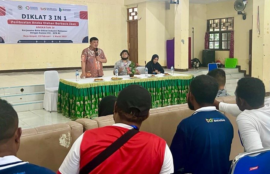Rico Sia Bantu Dana Usaha Rp40 Juta untuk 4 Kelompok Diklat di Raja Ampat