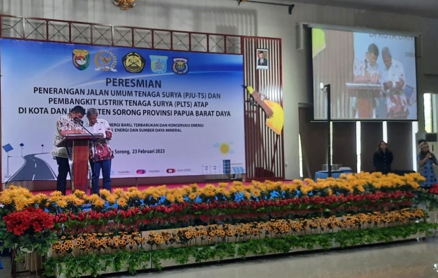 Rico Sia Bantu Rp40 Juta untuk Baterai PLTS Atap Masjid Al-Ishlah Sorong