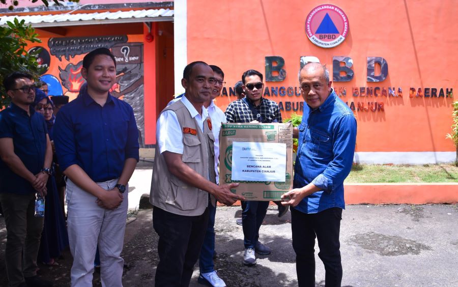 Saan Mustopa Serahkan Bantuan Sembako untuk Korban Bencana Cianjur