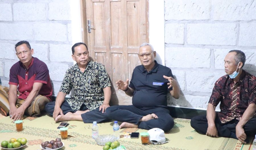 Subardi Serahkan Bantuan untuk Agrowisata Alpukat