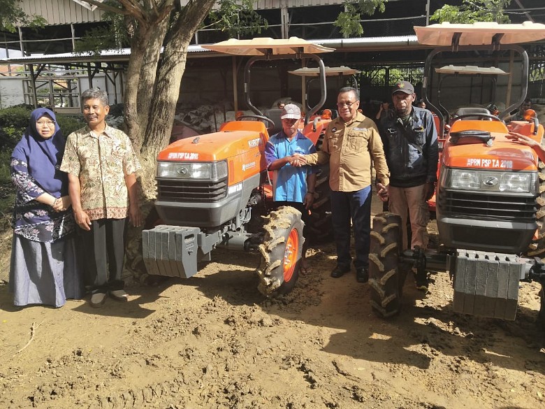 Anggota Komisi IV DPR-RI Serahkan Puluhan Alsintan Aspirasi Petani Merauke