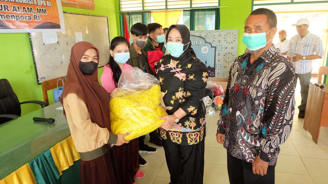Tina Nur Alam Salurkan Bantuan Perlengkapan Olahraga