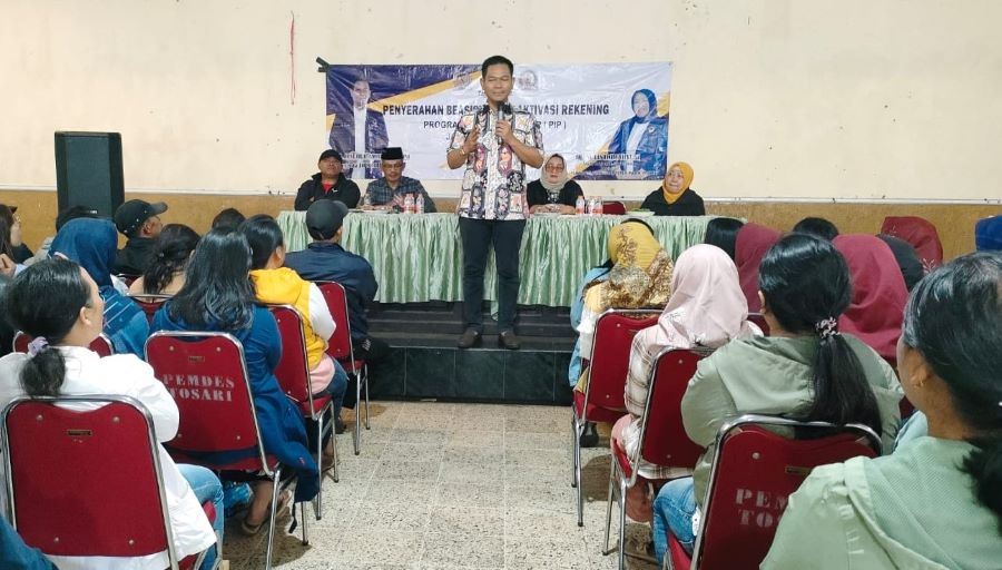 Gus Amri Salurkan Lagi Beasiswa untuk Anak-anak Suku Tengger