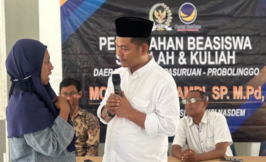 Gus Amri Salurkan Beasiswa PIP, KIP Kuliah Disambut Air Mata Haru Emak-Emak