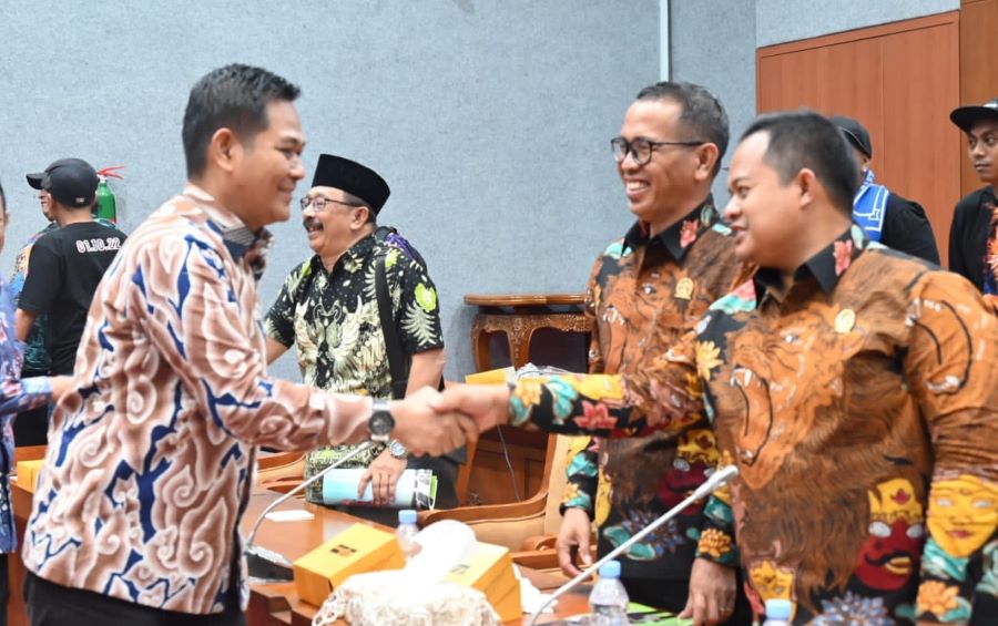 Haerul Amri Salurkan Beasiswa untuk Korban Tragedi Kanjuruhan