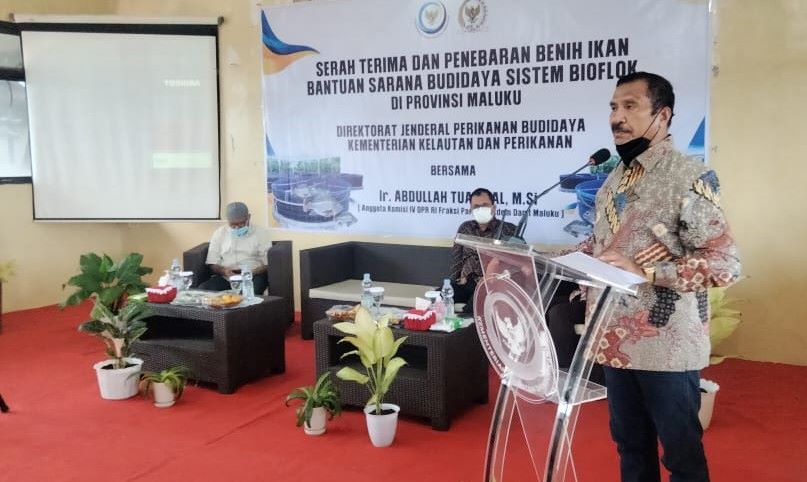 Abdullah Tuasikal Salurkan Paket Budidaya Perikanan di Maluku