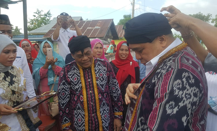 Ahmad Ali Dipasangkan Baju Adat Kaili dan Siga Hitam