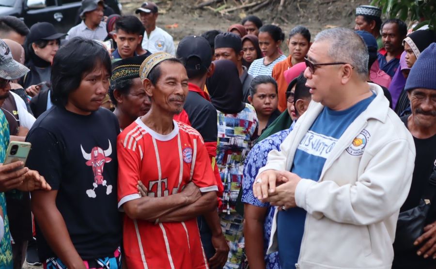 Ahmad Ali Bantu Korban Banjir Parigi Moutong