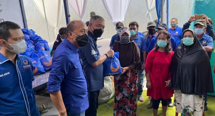 NasDem Bagikan Sembako untuk Korban Banjir Cikampek