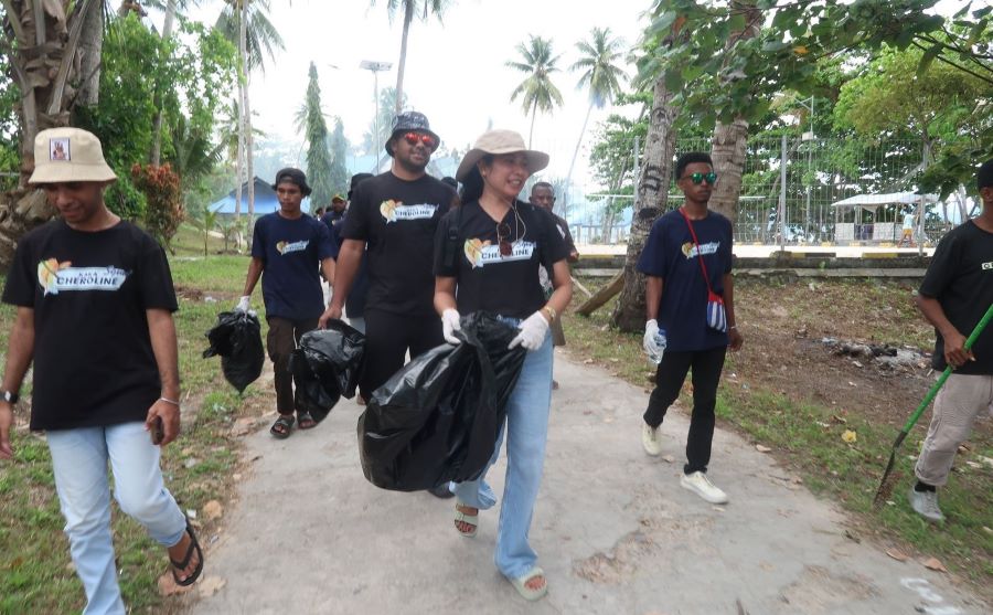 Sambut HUT Pekabaran Injil, Cheroline Chrisye Gelar Aksi Bersih Sampah Laut di Pulau Mansinam
