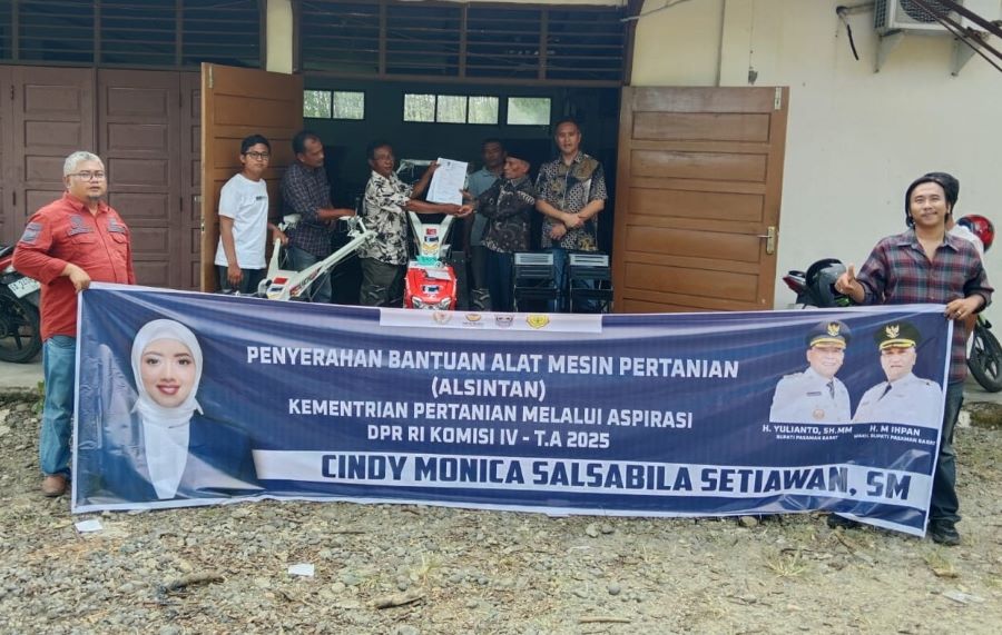 Cindy Monica Salurkan Bantuan Alsintan untuk Kelompok Tani Pasaman Barat