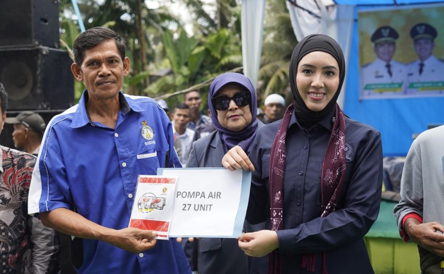 Cindy Monica Serahkan Alsintan untuk Masyarakat Padang Pariaman