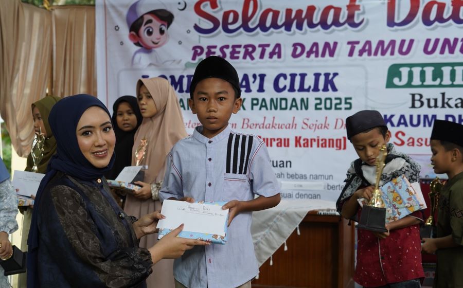 Cindy Serahkan Santunan dan Perlengkapan Alat Tulis bagi Pelajar Sumbar