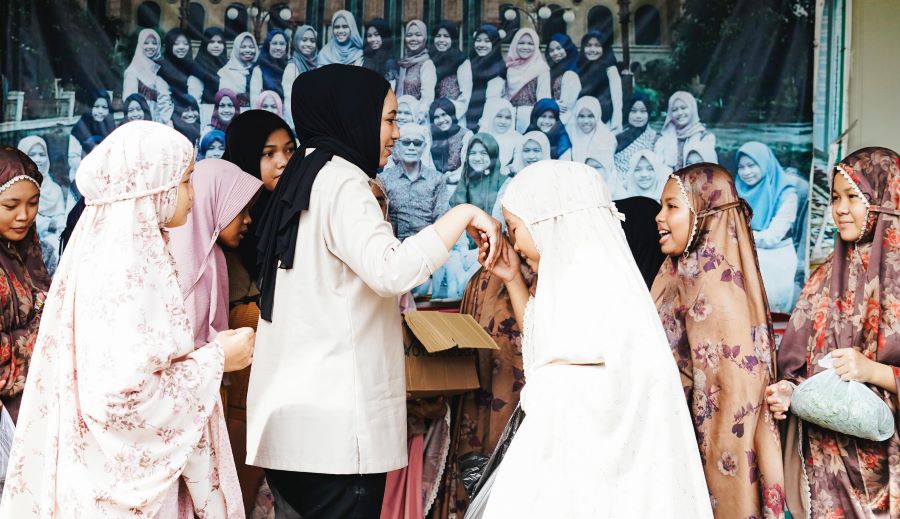 Cindy Serahkan Bantuan untuk Anak Panti Asuhan Muhammadiyah