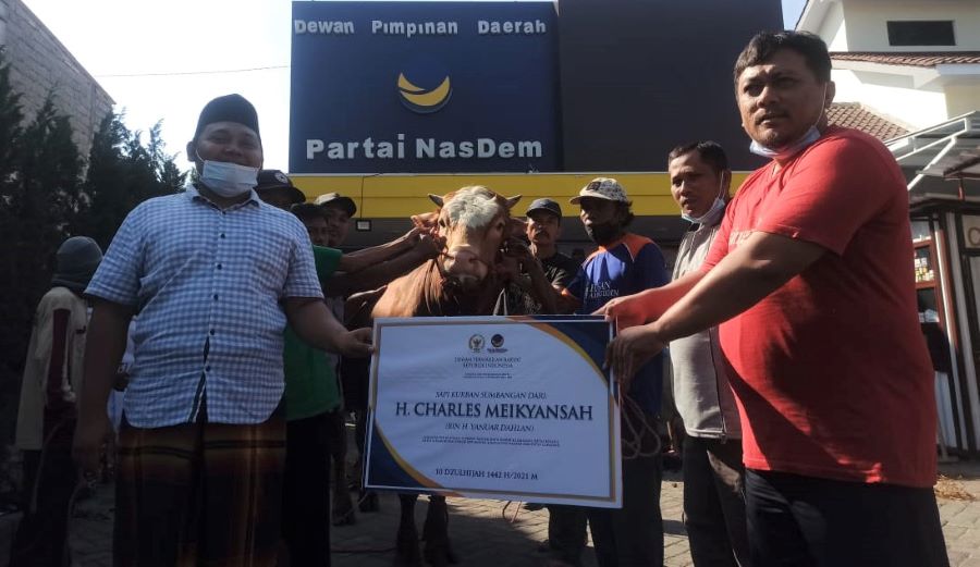 Haji Charles Sumbang 8 Ekor Sapi Kurban untuk Jember dan Lumajang