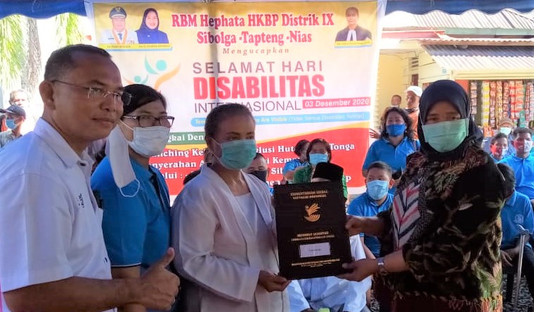 Delmeria Salurkan Bantuan Untuk Kaum Disabilitas di Sibolga