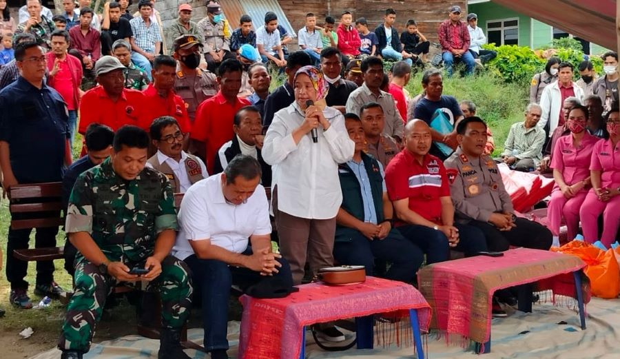 Delmeria Sikumbang Bantu Korban Gempa Tapanuli Utara