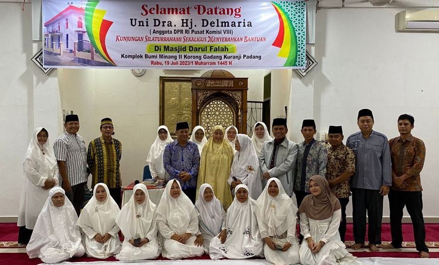 Delmeria Salurkan Bantuan Renovasi Masjid di Padang