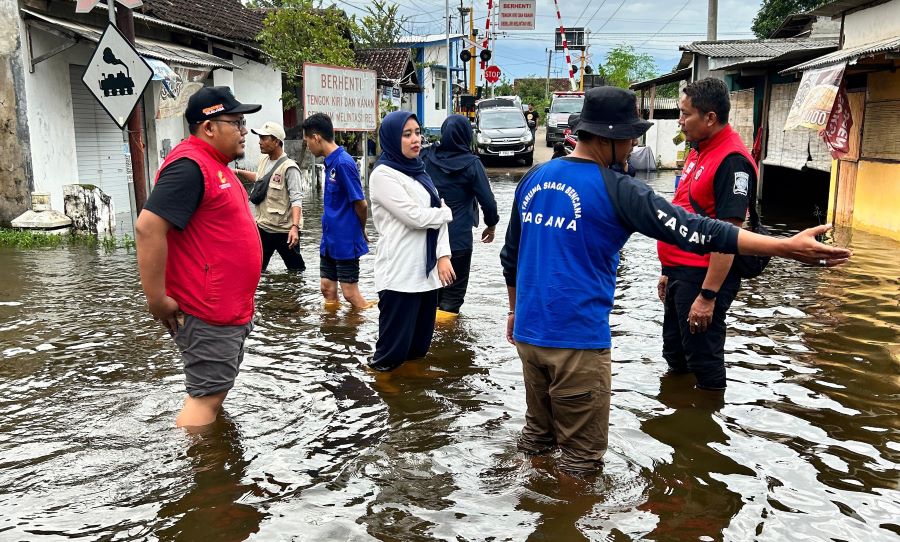 Dini Rahmania Kunjungi Lokasi Banjir dan Beri Bantuan kepada Korban Terdampak