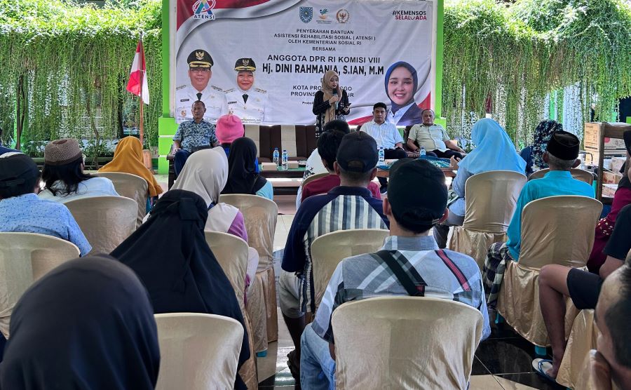 Dini Rahmania Salurkan Bantuan untuk Disabilitas di Kota Probolinggo