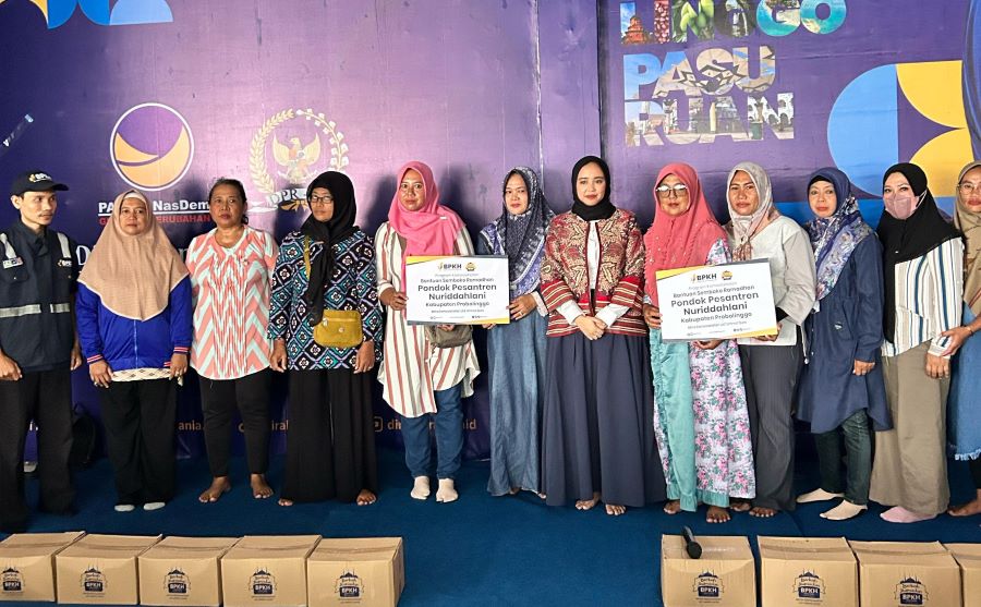 Ning Dini Bagikan Paket Sembako untuk Warga Kurang Mampu di Probolinggo