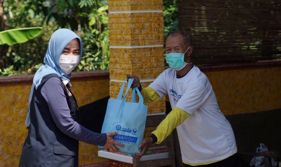 Eva Yuliana Blusukan Bantu Warga Isoman