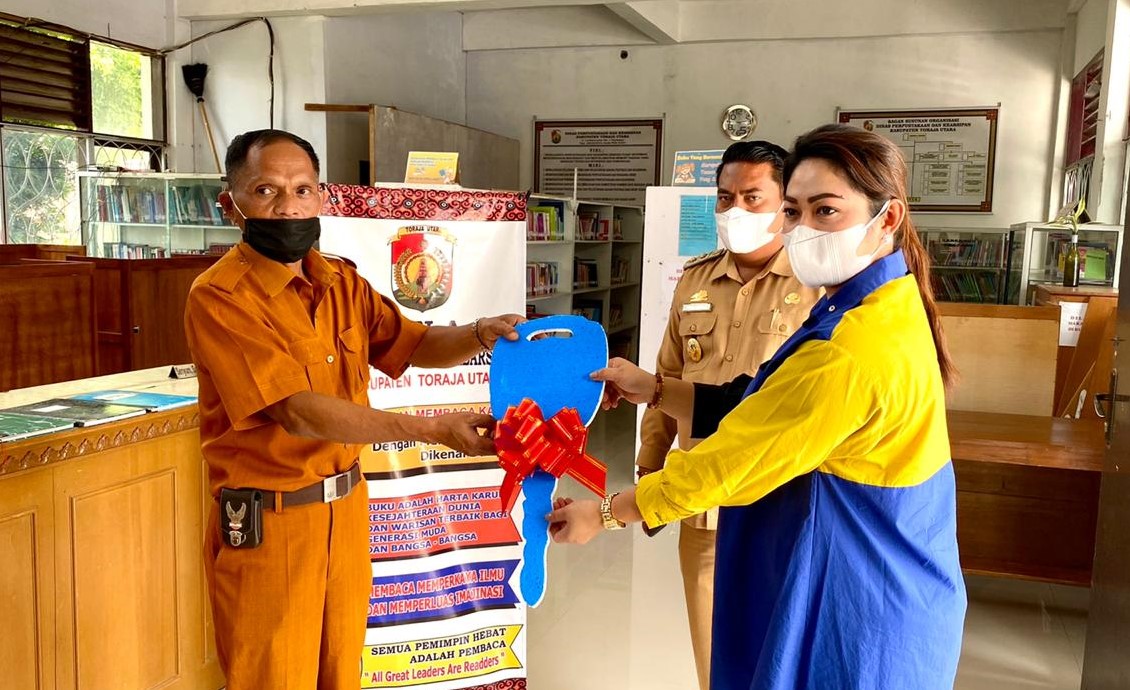 Dukung Literasi Eva Rataba Salurkan Mobil Perpustakaan