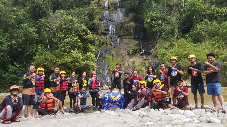 Eva Ajak Nikmati Arung Jeram di Sungai Maiting