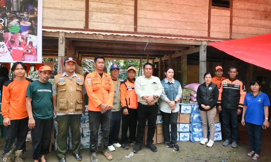 Eva Rataba Beri Bantuan Korban Longsor di Tana Toraja