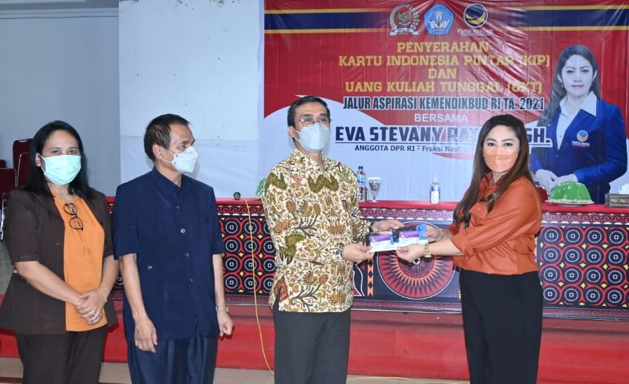 Eva Serahkan Beasiswa kepada Ratusan Mahasiswa Toraja
