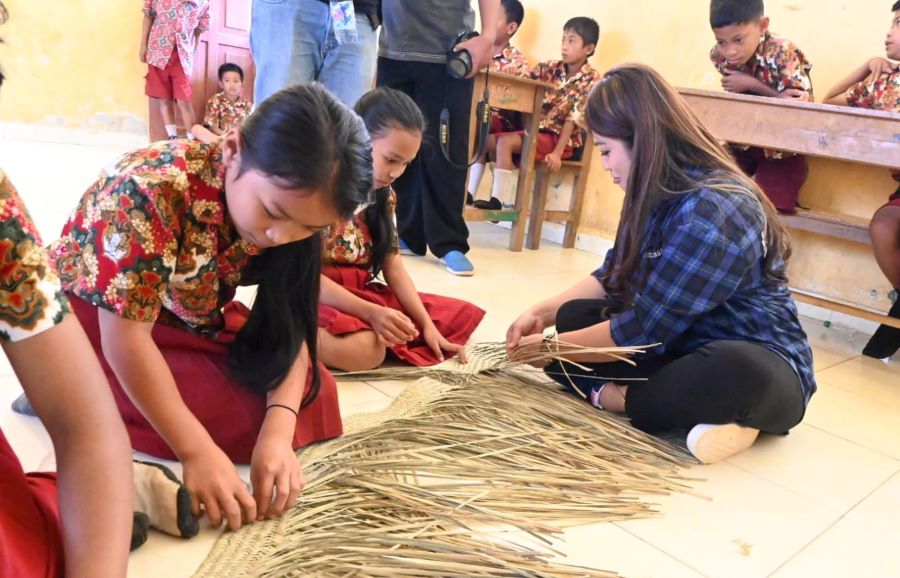 Eva Rataba Dorong Kerajinan Anyaman Toraja Jadi Ekstrakurikuler