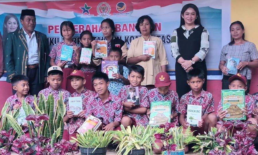 Eva Rataba Serahkan Bantuan Buku, Dorong Literasi dan Minat Baca di Toraja