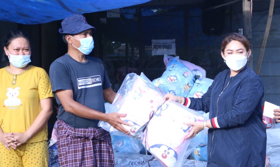 Eva Salurkan Bantuan untuk Korban Kebakaran Pasar Sangalla