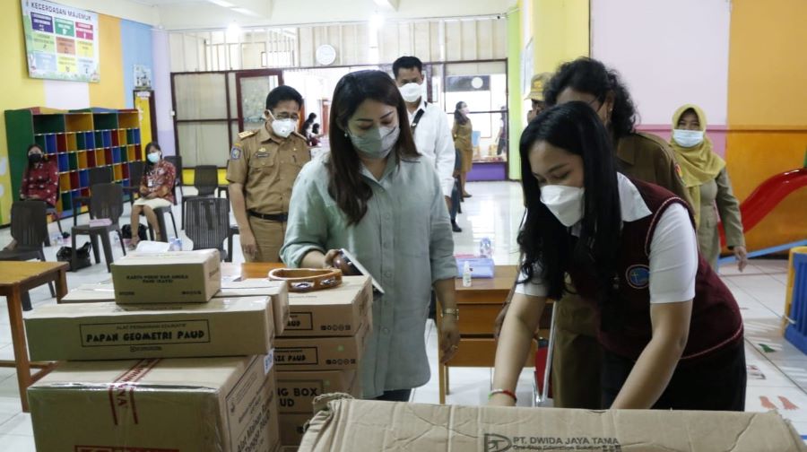 Eva Rataba Serahkan Bantuan untuk PAUD di Toraja Utara