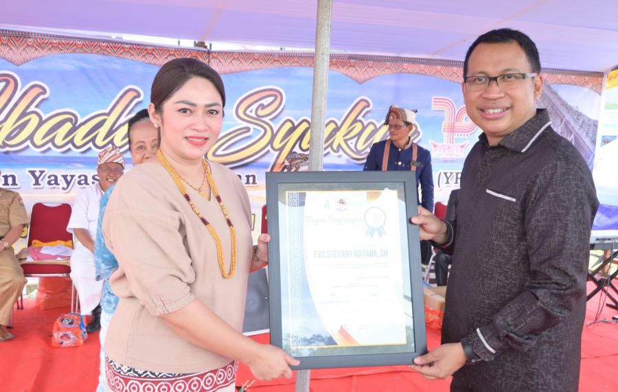 Berdedikasi di Bidang Pendidikan, Eva Rataba Dapat Penghargaan