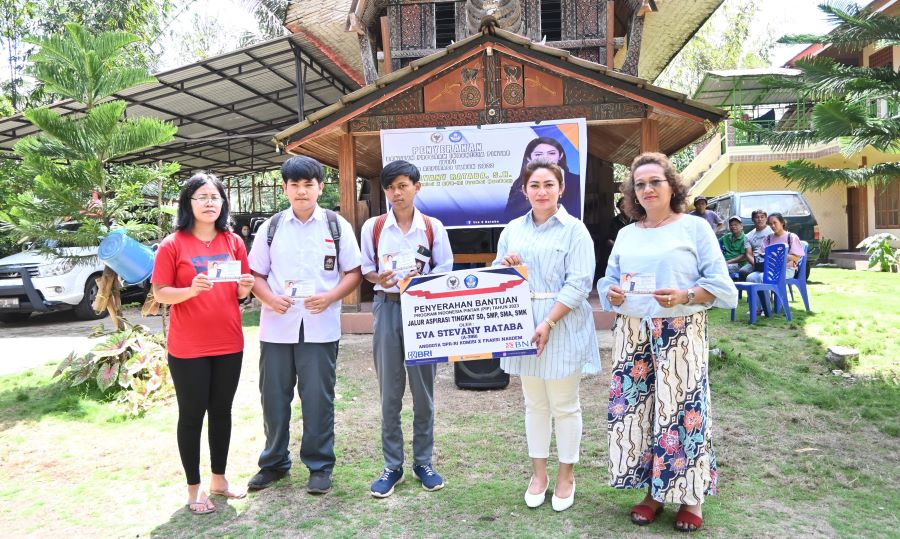 Eva Rataba Salurkan Lagi Ratusan Beasiswa untuk Pelajar Tana Toraja